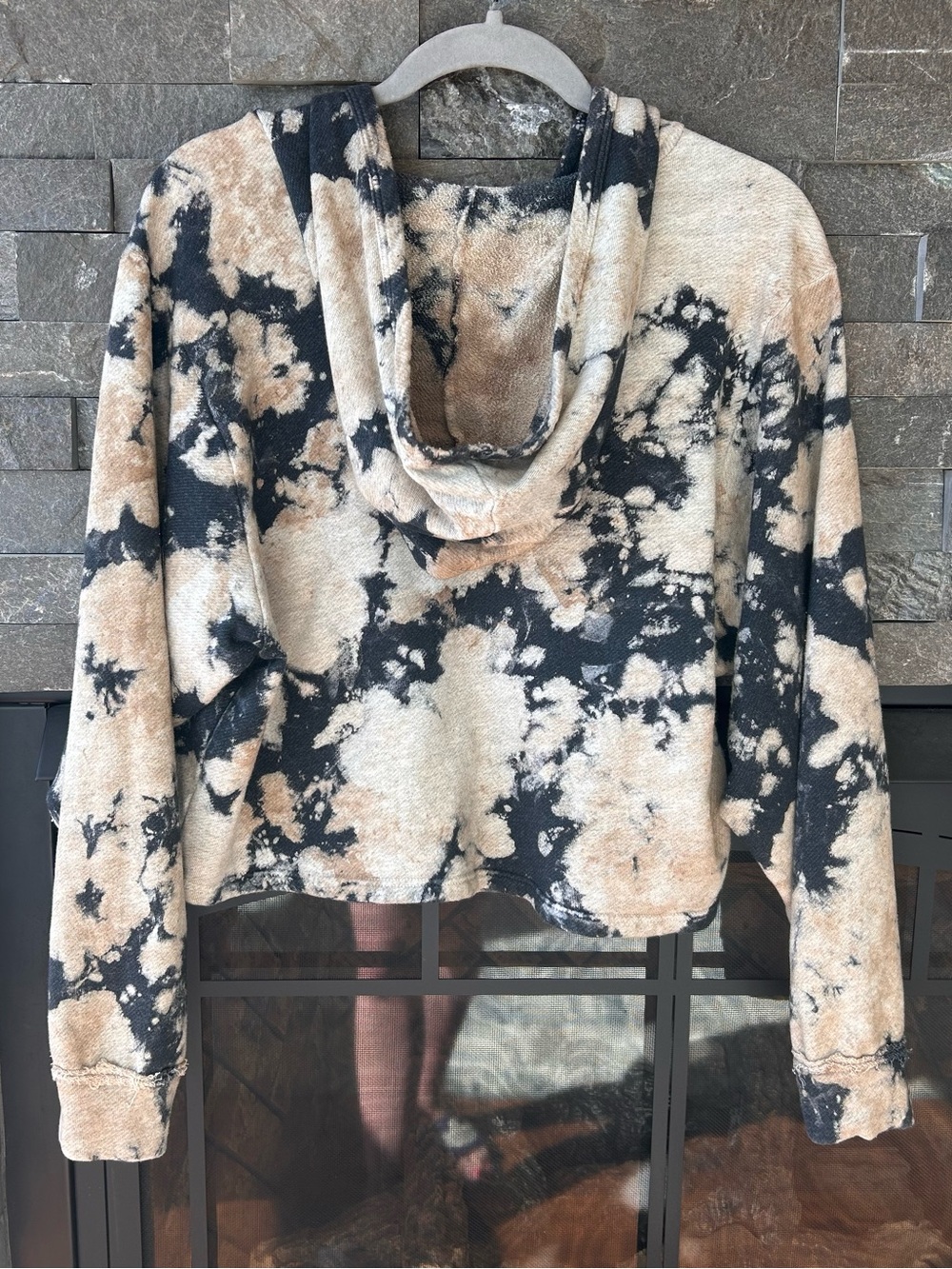 Maronie Reverse Tie Dye Cropped V-Neck Hoodie - Picture 3 of 4